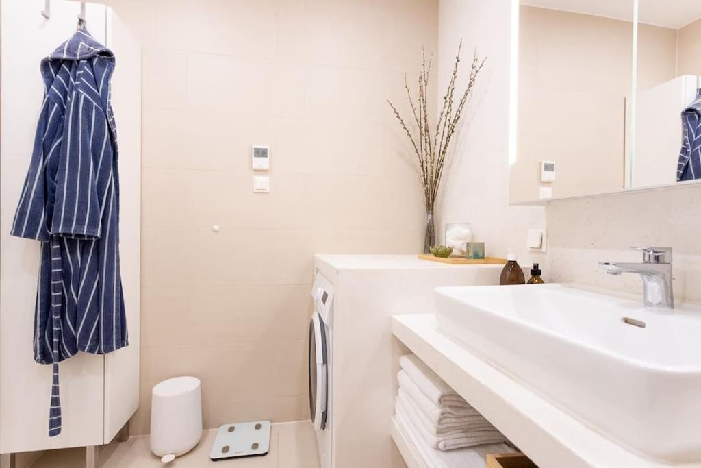 Dream Apartment - Central And Quiet With Ac And Free Parking Garage Відень Екстер'єр фото